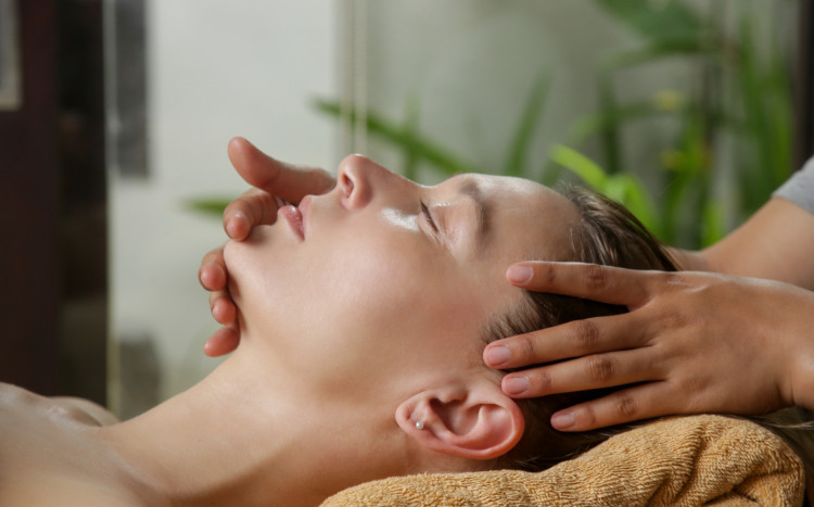 Zbliżenie na twarz klientki podczas masażu twarzy