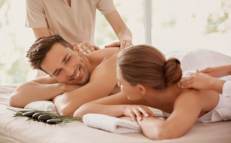Kobieta i mężczyzna relaksują się na łóżkach do masażu