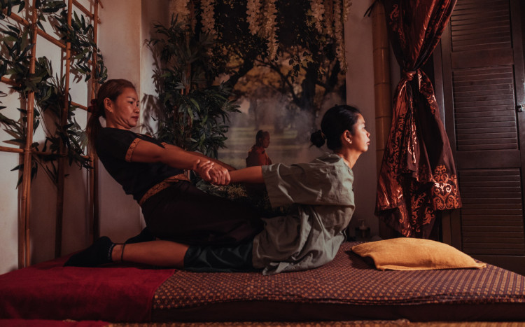 rozciąganie w masażu tajskim