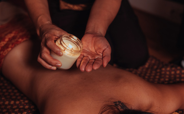 rozpuszczanie świecy do masażu