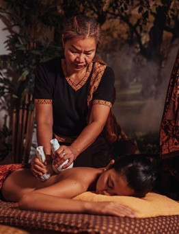 Tajski masaż stemplami ziołowymi w Warszawie