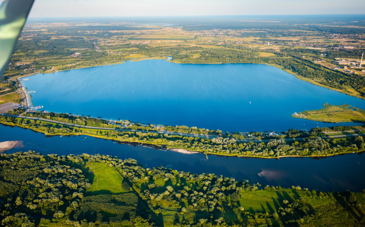 Widok z lotu ptaka na niebieskie jeziora otoczone zielonymi roślinami