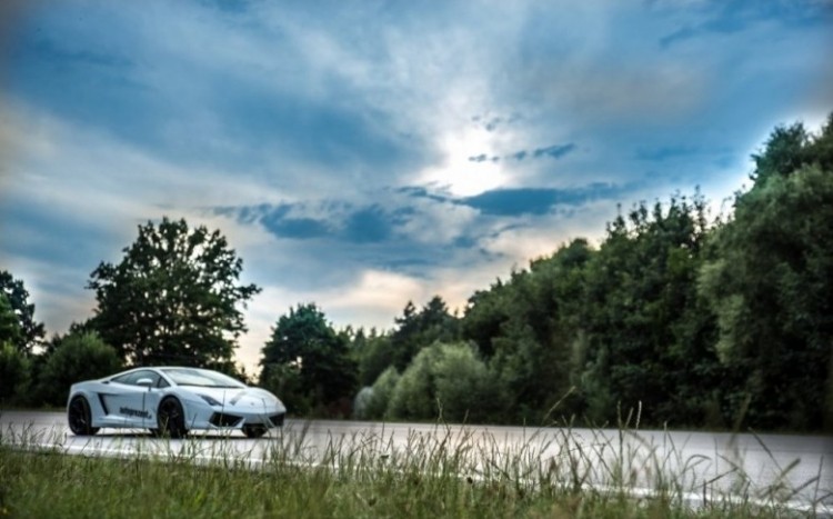 Lamborghini Gallardo na tle kłębiastych chmur