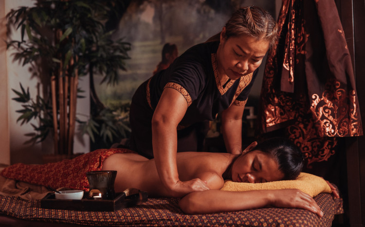 kobieta podczas masażu widok z boku