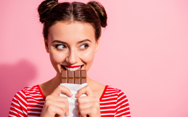 kobieta jedząca czekoladę