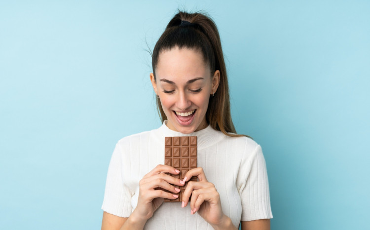 kobieta jedząca czekoladę