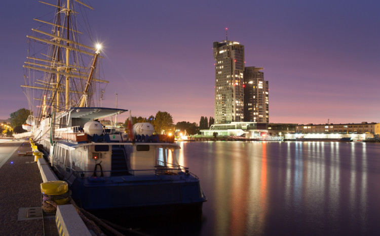 Wieczorny widok na port w Gdyni