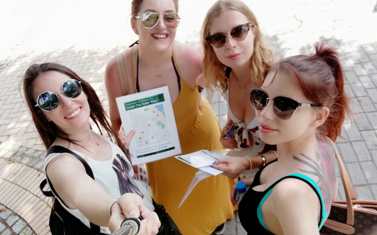 Cztery kobiety w okularach przeciwsłonecznych grające w grę miejską Baltic Danger w Gdyni