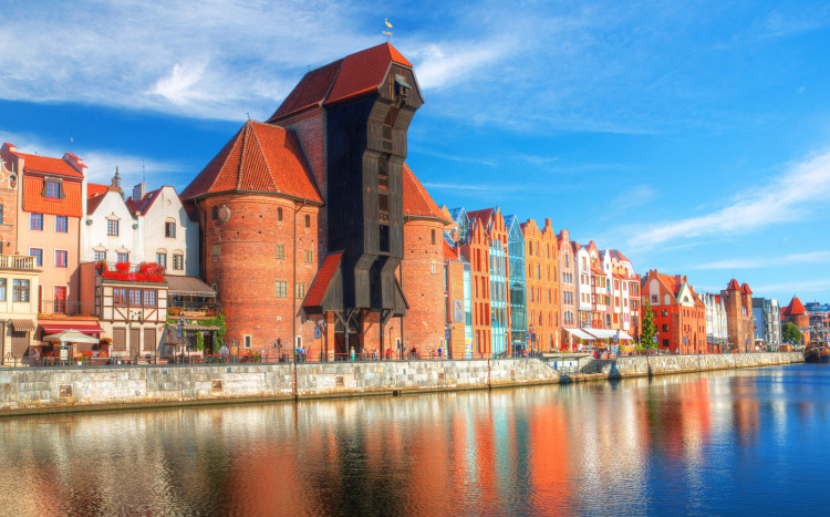 Widok na piękny Gdańsk i jego kamienice tuż przy kanałku