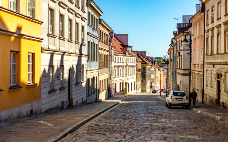 Ulica pełna kolorowych kamienic na Starym Mieście w Warszawie
