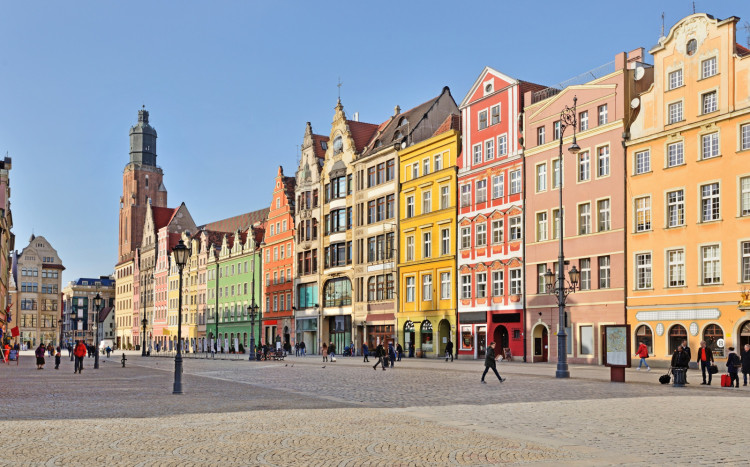 Widok na wrocławski rynek z kolorowymi kamienicami.