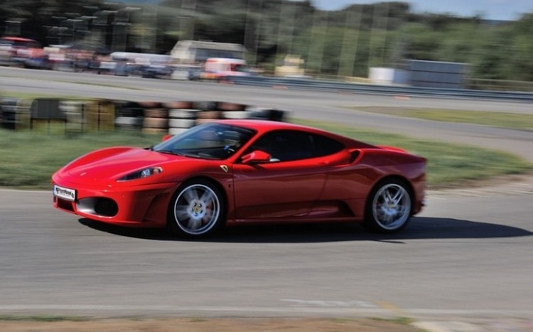 Sportowa jazda czerwonym Ferrari 