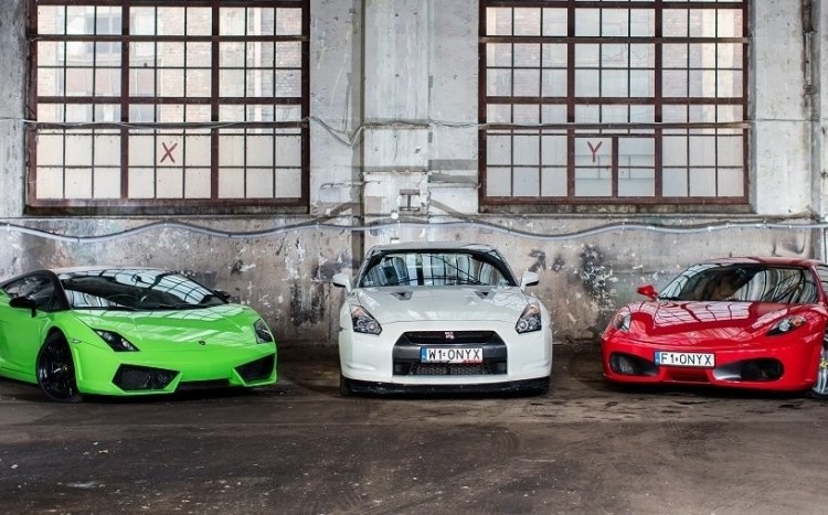 Od lewej strony: Lamborghini, Nissan, Ferrari