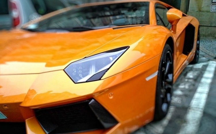 Widok na profil pomarańczowego Lamborghini Gallardo