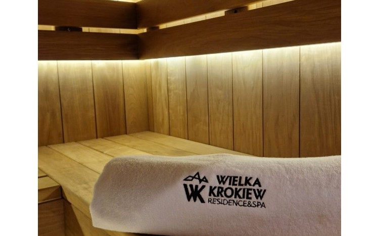 Sauna z ręcznikiem, na którym jest napis " Wielka Krokiew Residence&SPA"