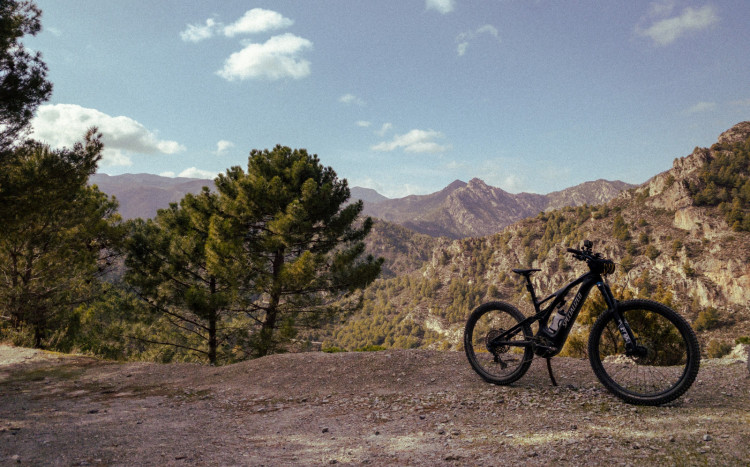 Rower elektryczny z widokiem na krajobraz Andaluzji