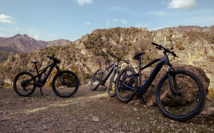 Trzy rowery elektryczne z widokiem na góry w Andaluzji
