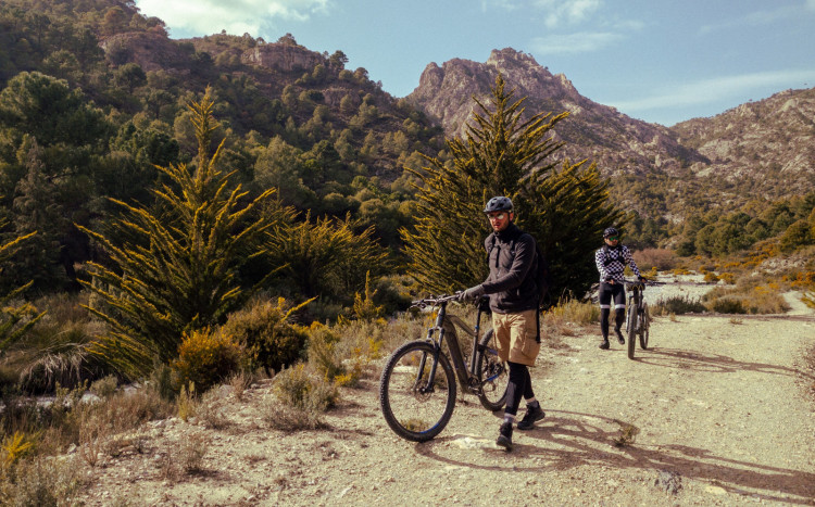 Dwóch mężczyzn z elektrycznymi rowerami na wycieczce w Andaluzji