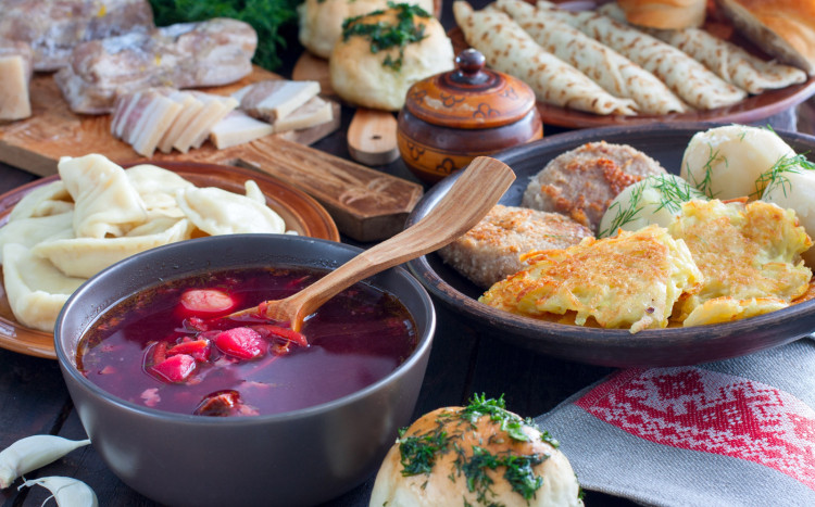 Cały stół pełen potraw kuchni ukraińskiej