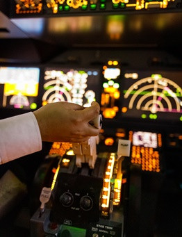 Lot zapoznawczy w symulatorze samolotu śmigłowego w Warszawie