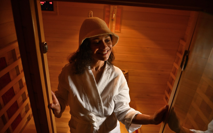 uśmiechnięta kobieta w saunie
