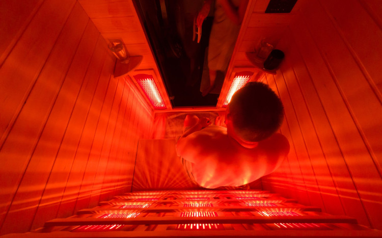 mężczyzna w saunie infrared