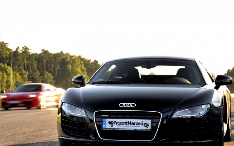 Widok na przód czarnego Audi R8 na torze