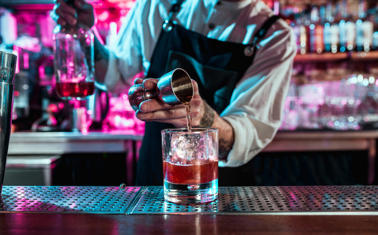 Barman w Degustacja koktajli w Cloud Shisha Lounge Bar