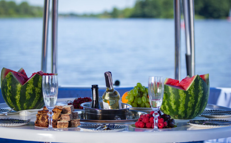 wino i owoce na łodzi