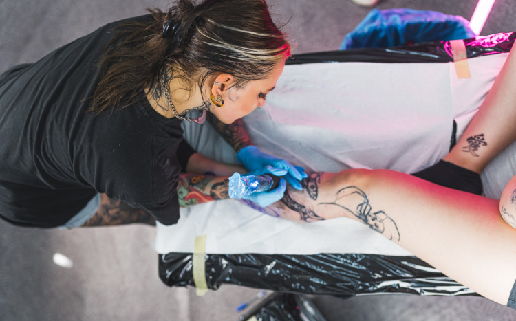 Tatuażystka robi tatuaż - Tattooarnia