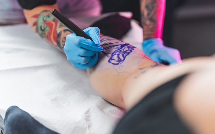 Tatuażystka robi tatuaż