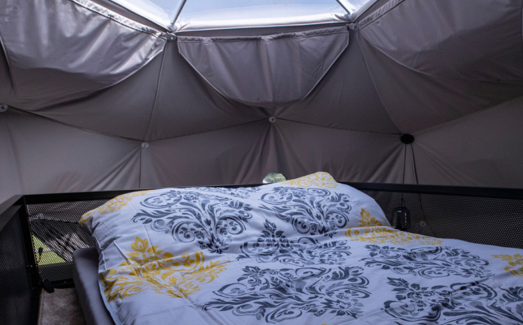 Część sypialna z łóżkiem w namiocie sferycznym w Cosmo Glamp