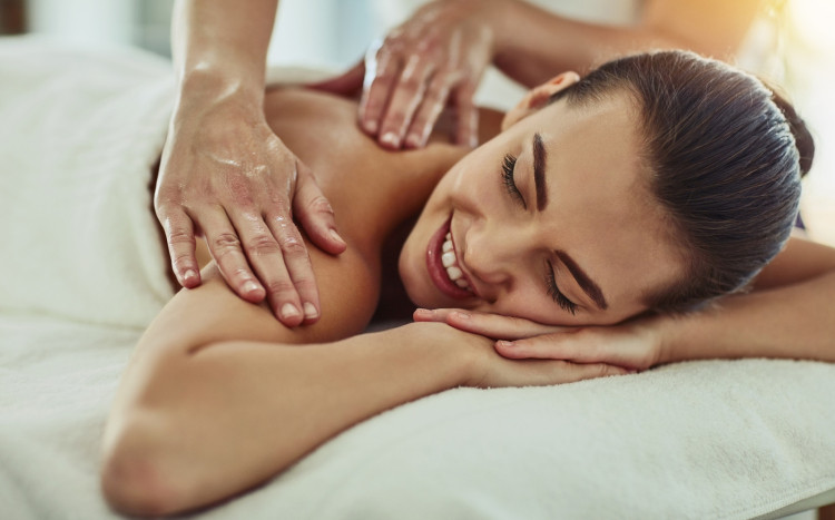 kobieta na sesji masażu