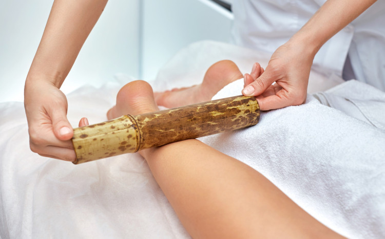 masaż nóg bambusem