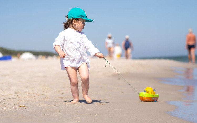 dziecko z zabawką na plaży