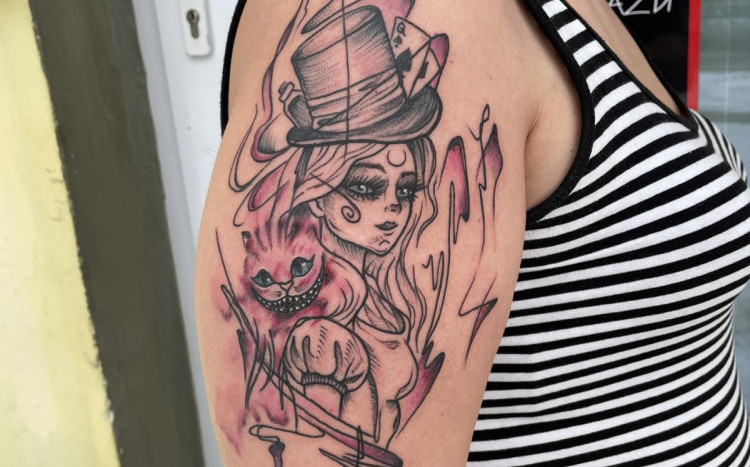 kobieta z tatuażem na ramieniu