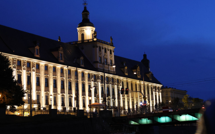 Widok na gmach główny Uniwersytetu Wrocławskiego późną porą