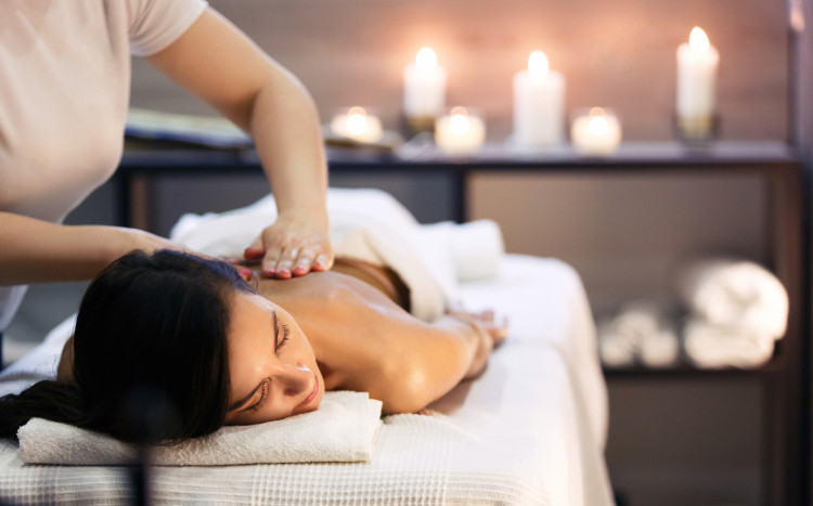 Kobieta leżąca na łóżku do masażu podczas rozluźniania pleców