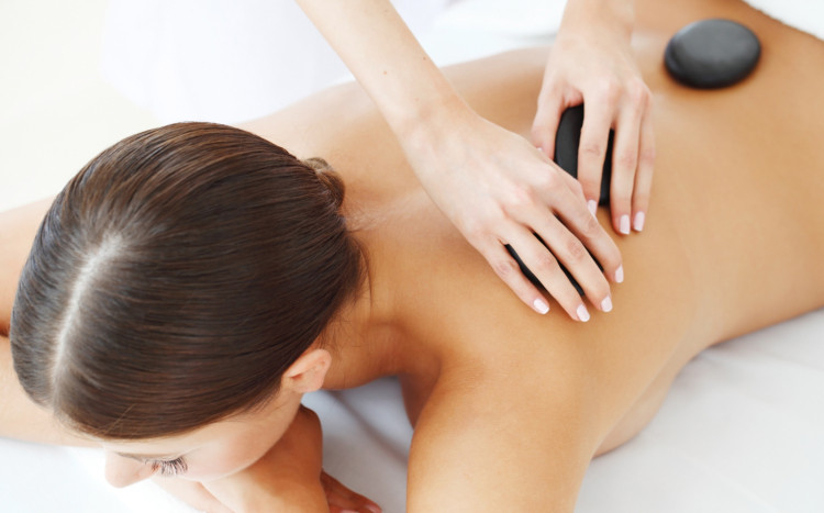 Masowanie kobiety przez masażystkę