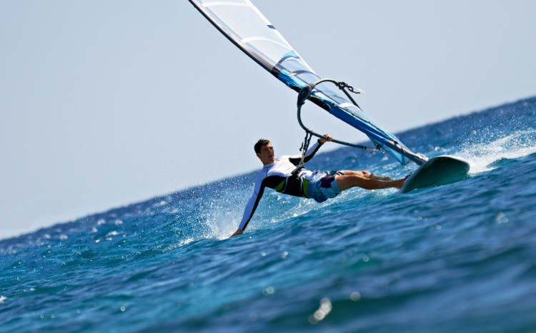 akrobacje windsurfera