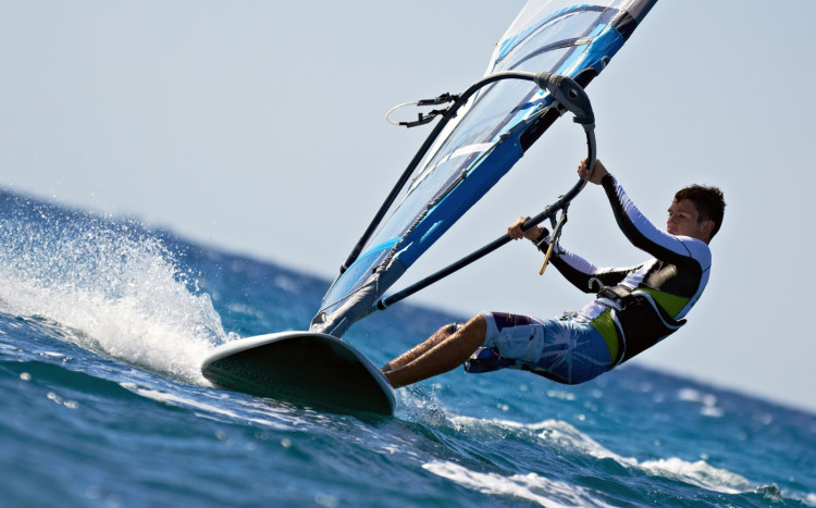 windsurfing na falach