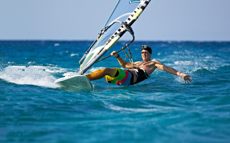 windsurfer w kolorowych spodenkach