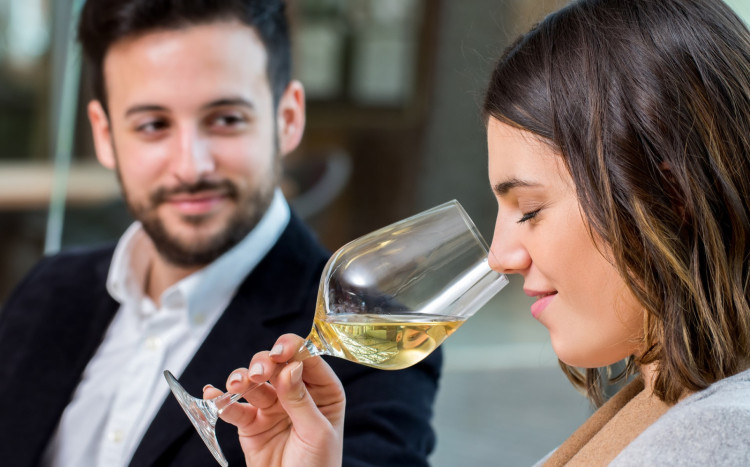 kobieta i mężczyzna piją wino