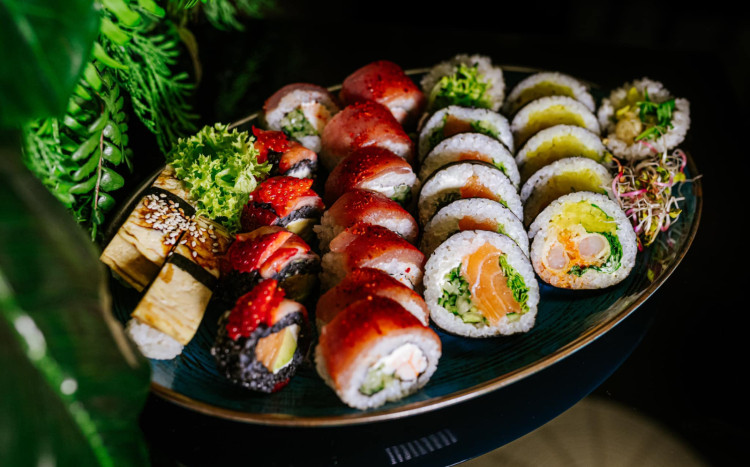 duży zestaw sushi