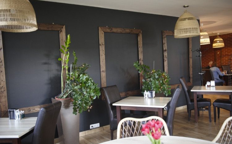 Restauracja w hotelu z czarnymi ścianami i drewnem