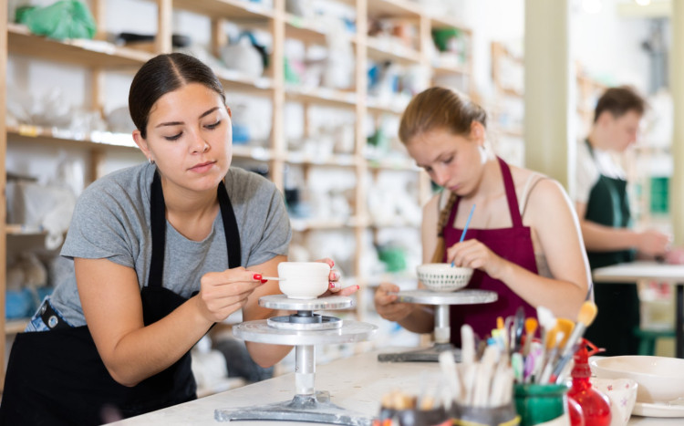 kobiety malują ceramikę