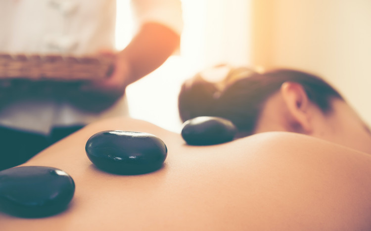 relaksacyjny masaż kamieniami