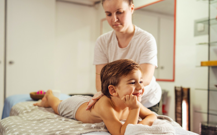 dziecko podczas masażu