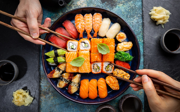 osoby jedzące sushi