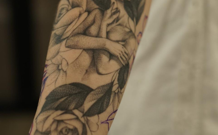 Tatuaż kobiety w kwiatach róży